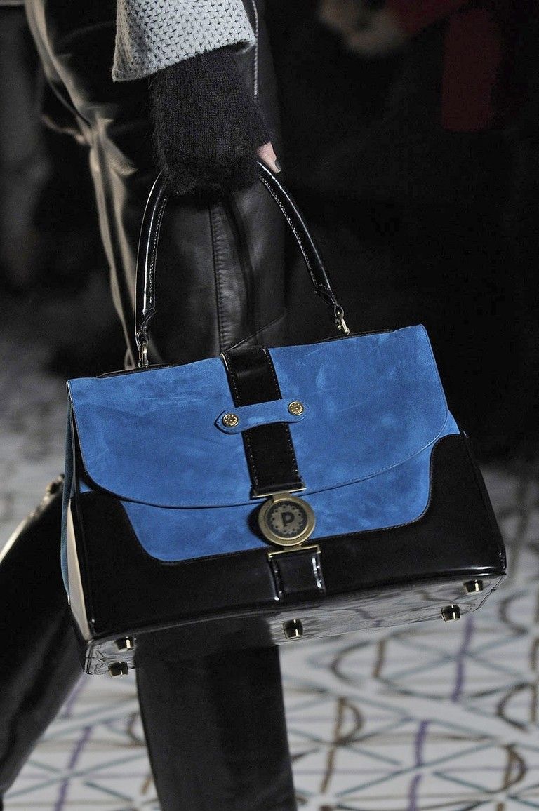Blue, Bag, Style, Electric blue, Fashion, Shoulder bag, Cobalt blue, Luggage and bags, Strap, Street fashion, 