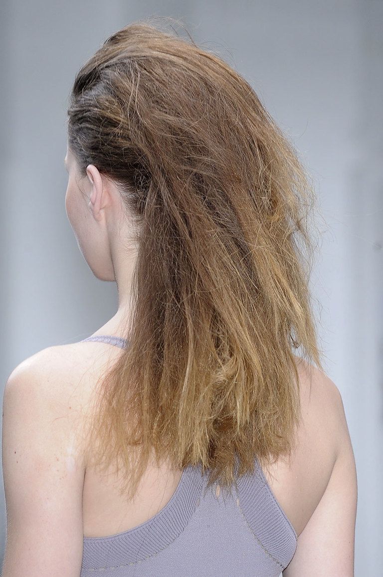 Hairstyle, Shoulder, Joint, Beauty, Neck, Back, Brown hair, Long hair, Active tank, Blond, 