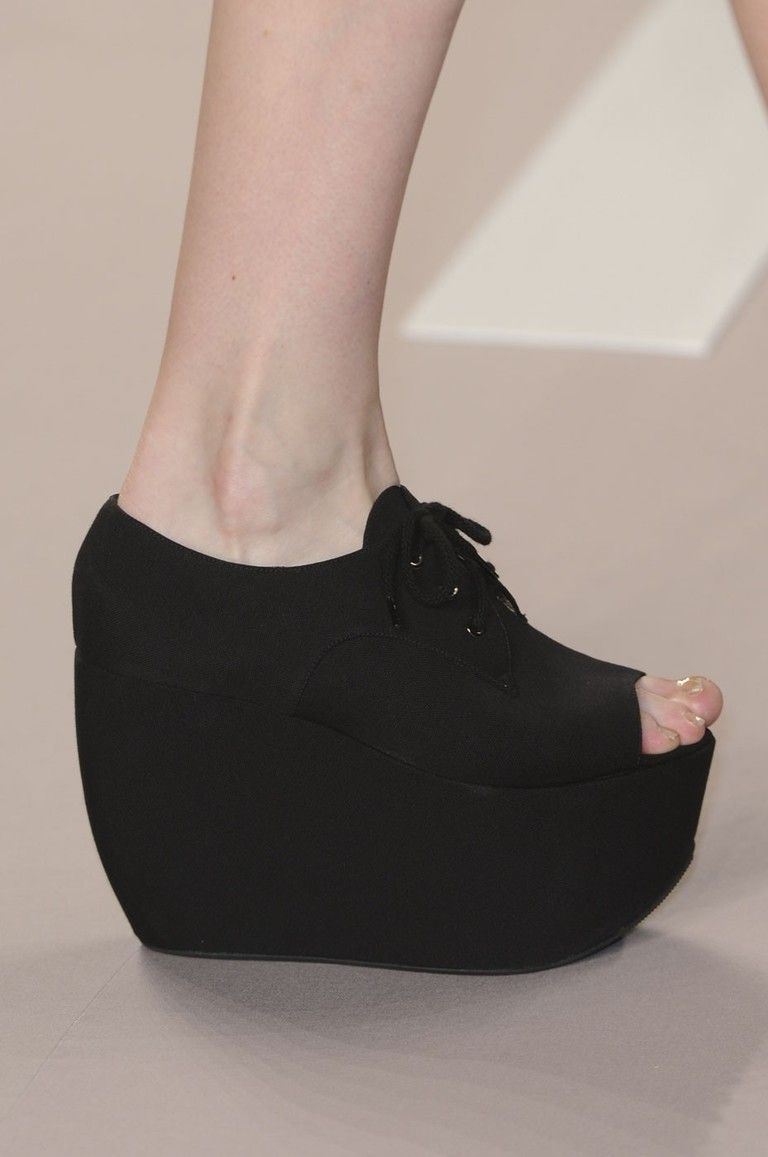 Joint, Human leg, Style, Fashion, Black, Grey, Beige, Foot, Ankle, Wedge, 