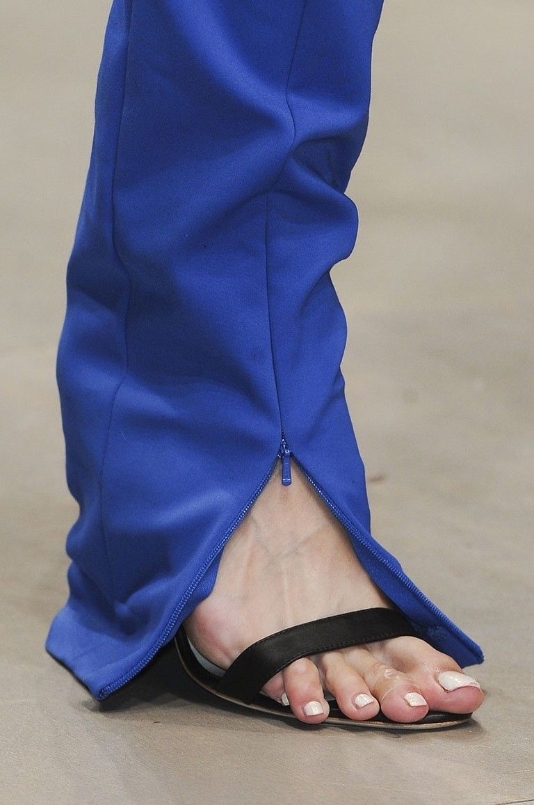 Blue, Toe, Human leg, Joint, Electric blue, Foot, Nail, Fashion, Cobalt blue, Sandal, 