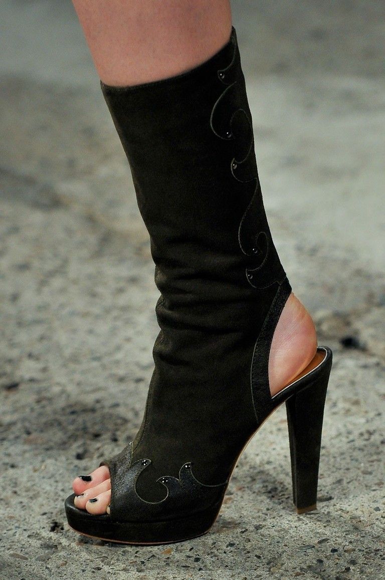 Human leg, Joint, High heels, Fashion, Foot, Basic pump, Sandal, Street fashion, Close-up, Sock, 