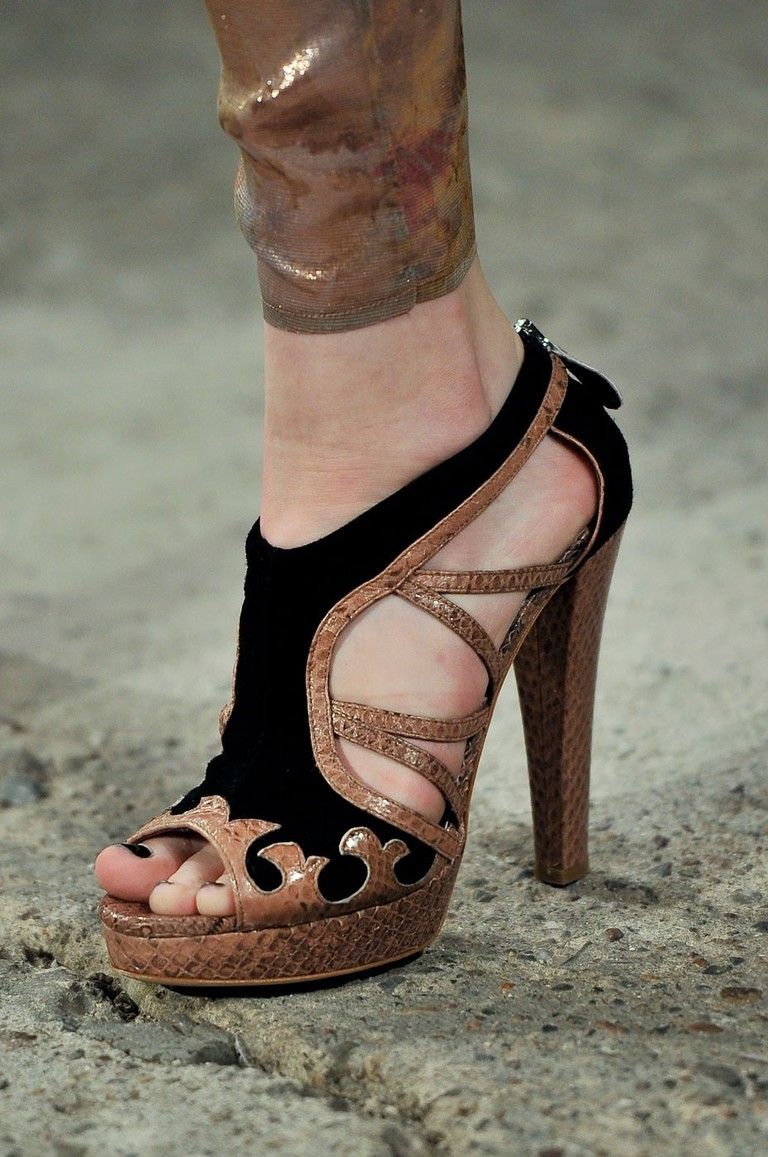 High heels, Toe, Human leg, Joint, Sandal, Foot, Fashion, Basic pump, Close-up, Ankle, 