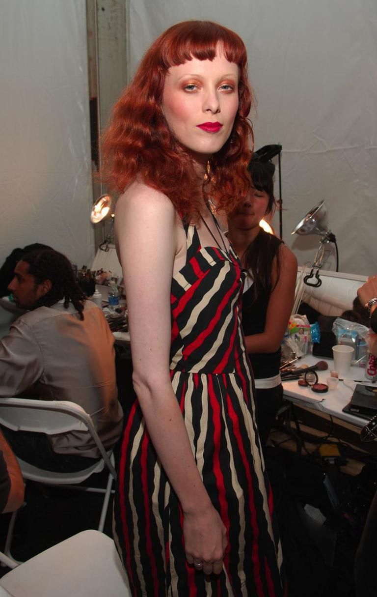 Mouth, Hairstyle, Dress, Shoulder, Red hair, One-piece garment, Long hair, Water bottle, Day dress, Cocktail dress, 