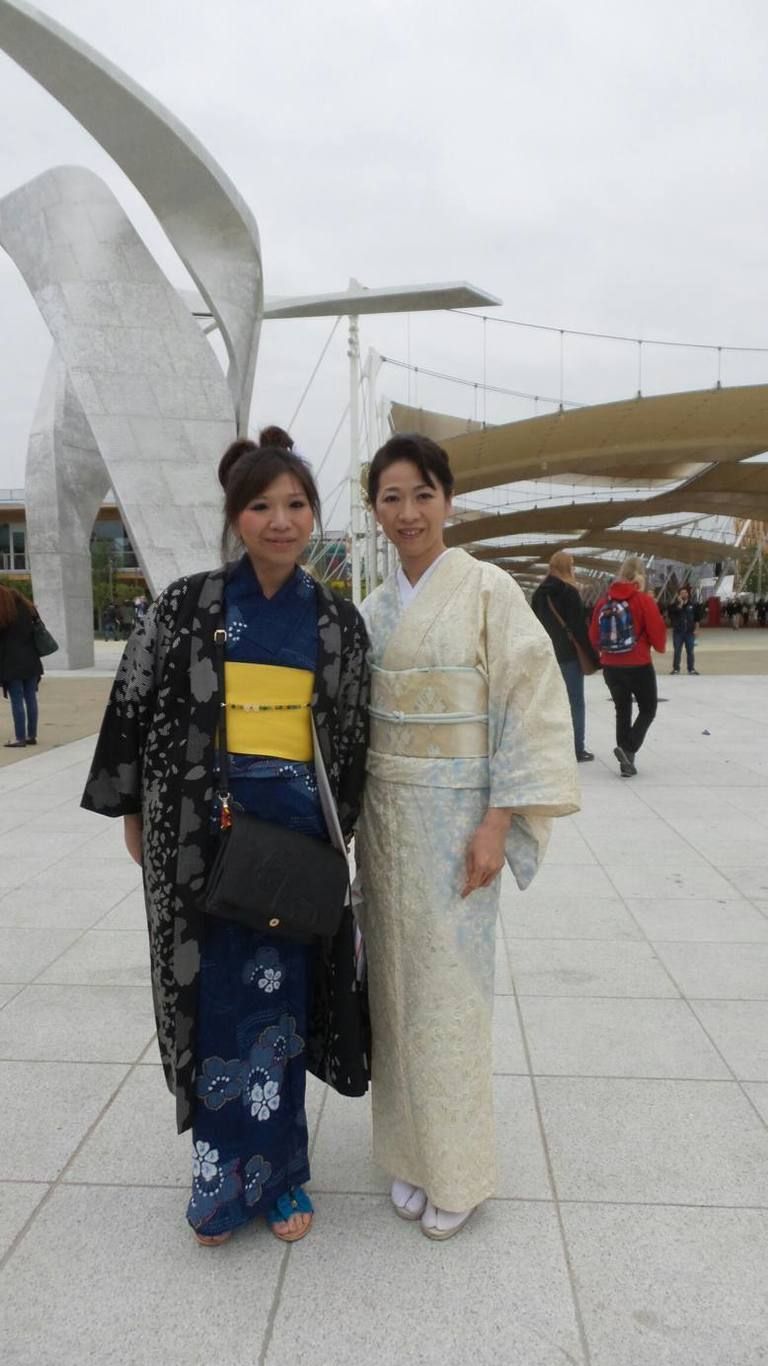 Tourism, Temple, Travel, Costume, Street fashion, Kimono, Bag, Handbag, Walking, Sandal, 