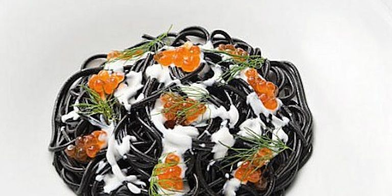 Spaghetti al nero di seppia, yogurt e uova di salmone ricette