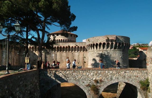 Tourism, Arch, Arch bridge, Bridge, Landmark, Aqueduct, Travel, Ancient history, History, Ancient rome, 