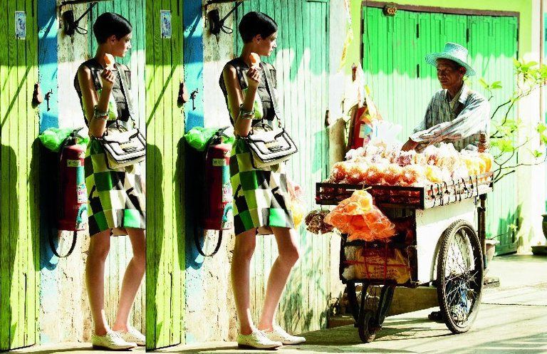 Peddler, Hawker, Fruit, Bag, Luggage and bags, Street fashion, Trade, Selling, Produce, Shopkeeper, 
