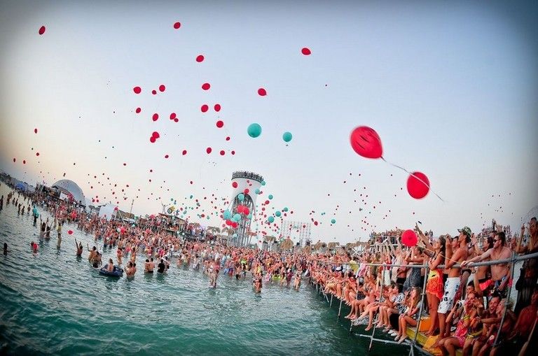 People, Crowd, People on beach, Party supply, Balloon, Audience, Reflection, Coquelicot, Spring break, Celebrating, 