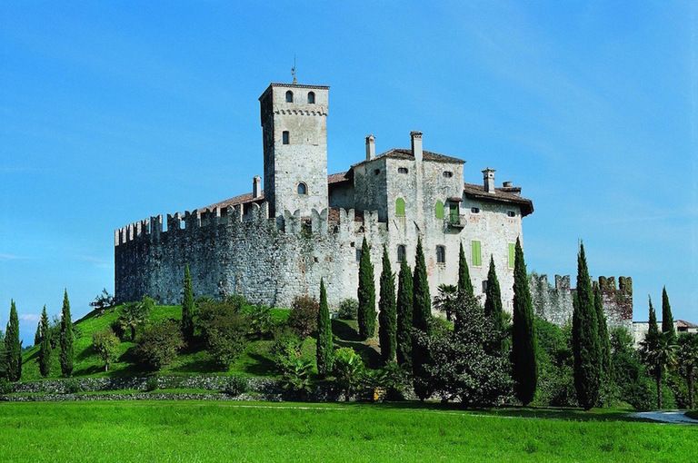Grass, Property, Architecture, Building, Castle, Landmark, Medieval architecture, Château, Turret, Grass family, 