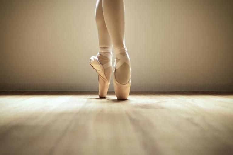 Human leg, Shoe, Ballet shoe, Joint, Flooring, Floor, Foot, Beige, Dancing shoe, Ankle, 