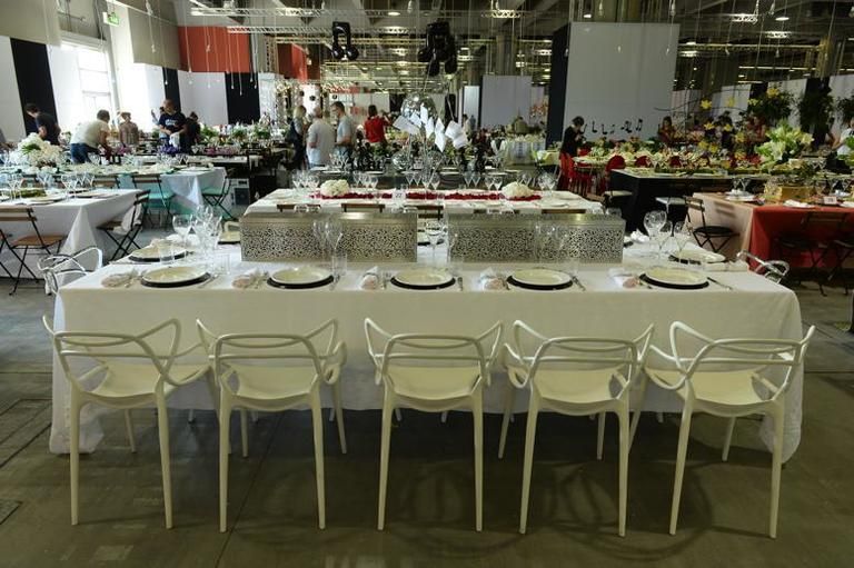 Tablecloth, Textile, Furniture, Table, Linens, Function hall, Interior design, Hall, Home accessories, Restaurant, 