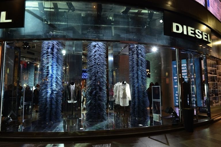Retail, Glass, Display window, Display case, Boutique, Outlet store, Mannequin, Transparent material, Collection, Transparency, 
