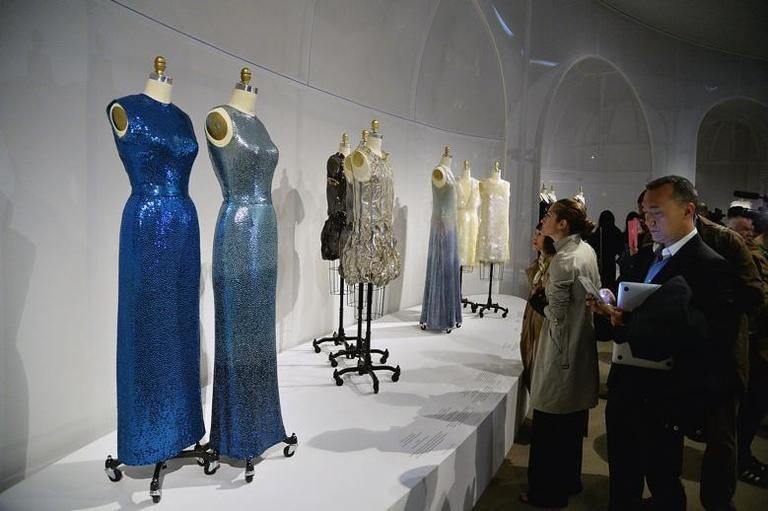 Dress, Formal wear, Mannequin, Fashion, Cobalt blue, Costume design, Electric blue, One-piece garment, Collection, Boutique, 
