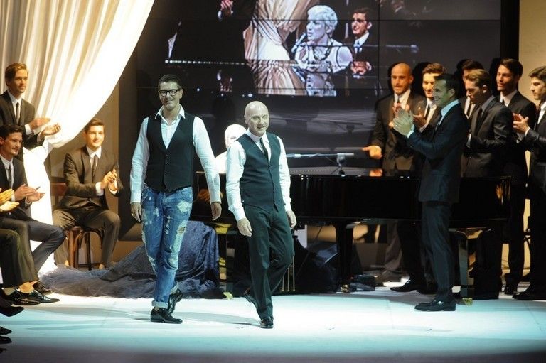 Footwear, Jeans, Stage, Conversation, Collaboration, Curtain, Suit trousers, White-collar worker, Musical ensemble, Piano, 