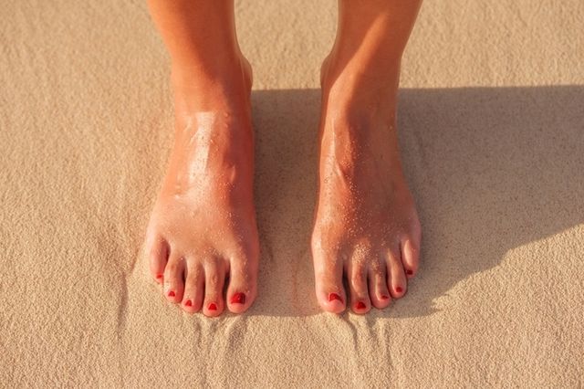 Toe, Skin, Human leg, Barefoot, Joint, Foot, Organ, Tan, Close-up, Beige, 