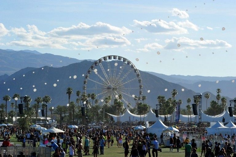 Ferris wheel, Daytime, Sky, People, Crowd, Public space, Tourism, Leisure, Mountain range, Landmark, 