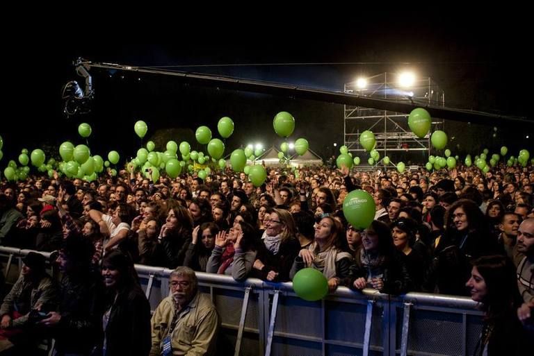 Head, Green, People, Product, Crowd, Entertainment, Audience, Night, Balloon, Public event, 