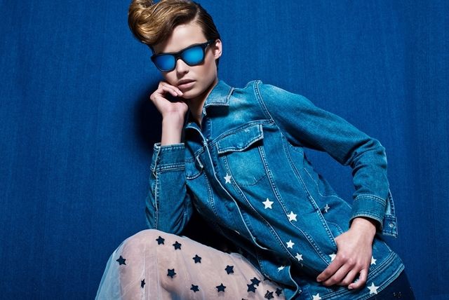 Eyewear, Vision care, Blue, Textile, Hand, Outerwear, Style, Jacket, Sunglasses, Pattern, 