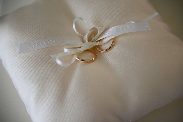 Ribbon, Bridal accessory, Hair accessory, Beige, Ivory, Headpiece, Natural material, Embellishment, Body jewelry, Wedding ceremony supply, 