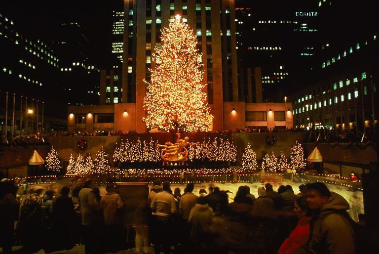 Christmas decoration, Holiday, Landmark, Christmas tree, Electricity, Christmas, Christmas lights, Christmas eve, Tradition, Midnight, 