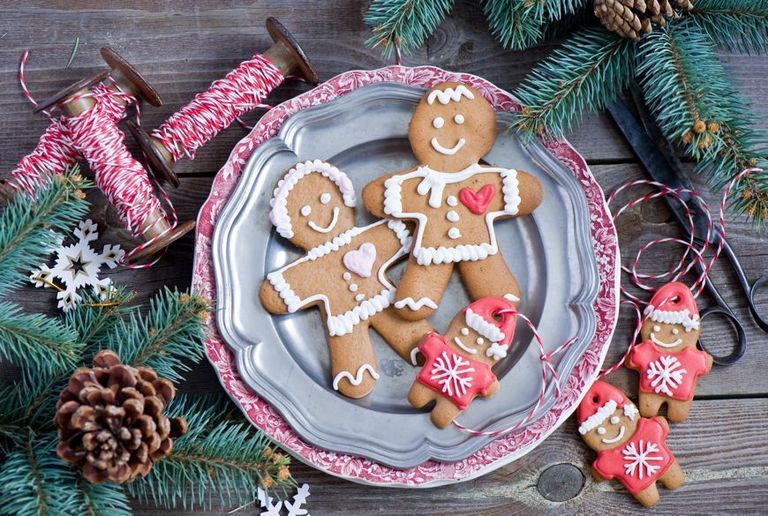 Christmas decoration, Christmas, Gingerbread, Holiday, Natural material, Dessert, Bredele, Baked goods, Pine family, Confectionery, 