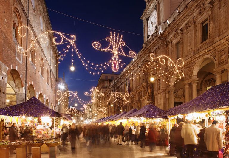 Mercatino di Natale in Piazza Mercanti a Milano