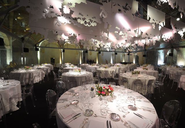 Tablecloth, Lighting, Decoration, Textile, Function hall, Interior design, Furniture, Linens, Ceiling, Dishware, 
