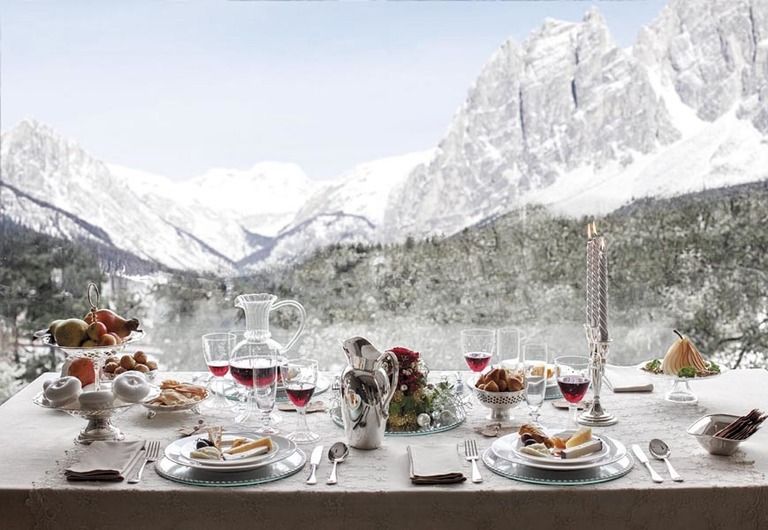Serveware, Dishware, Mountainous landforms, Winter, Drinkware, Mountain range, Tableware, Tablecloth, Meal, Table, 