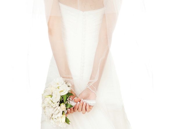 Clothing, Skin, Shoulder, Petal, Dress, Joint, White, Wedding dress, Bouquet, Bridal clothing, 