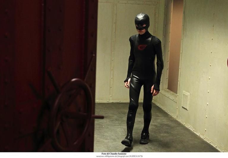 Standing, Latex, Personal protective equipment, Latex clothing, Wetsuit, Leather, Dry suit, Spandex, Costume, Fictional character, 