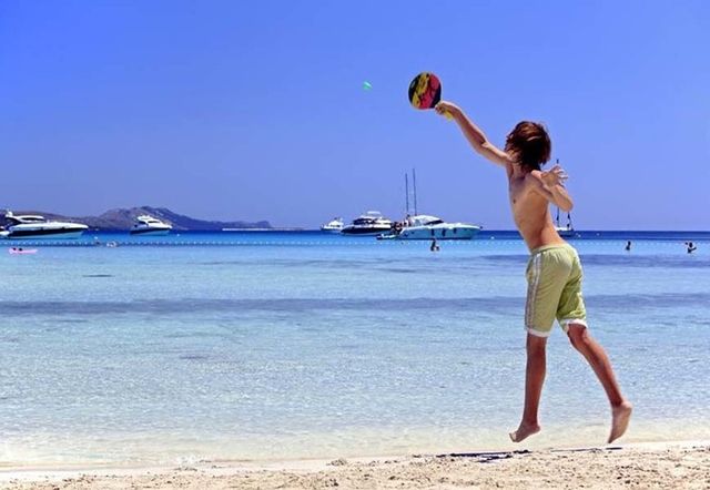 Body of water, Fun, Ball, Coastal and oceanic landforms, Net sports, Sports equipment, Volleyball, Shore, People on beach, Ball game, 