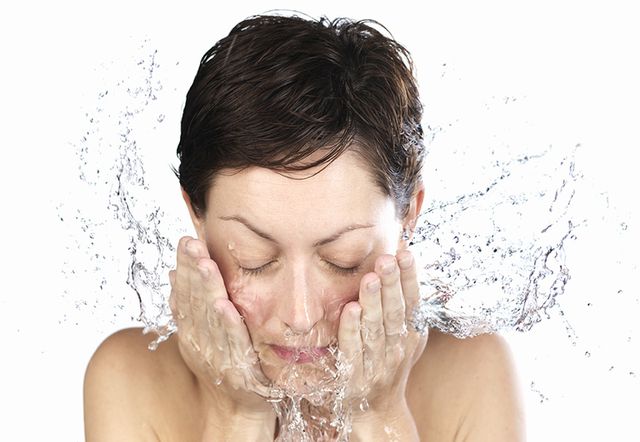 Scopri come fare la pulizia del viso con una routine in 5 step