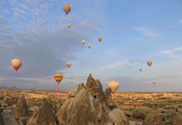 Sky, Hot air ballooning, Daytime, Aerostat, Hot air balloon, Landscape, Outdoor recreation, Summer, Balloon, Air travel, 