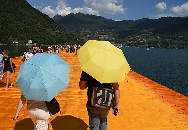 Mountainous landforms, Umbrella, Hill, Mountain range, Tourism, Travel, Cumulus, Ridge, Lake district, People on beach, 