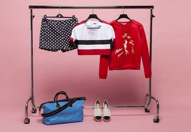Product, Sleeve, Red, T-shirt, Clothes hanger, Style, Bag, Carmine, Fashion, Shoulder bag, 