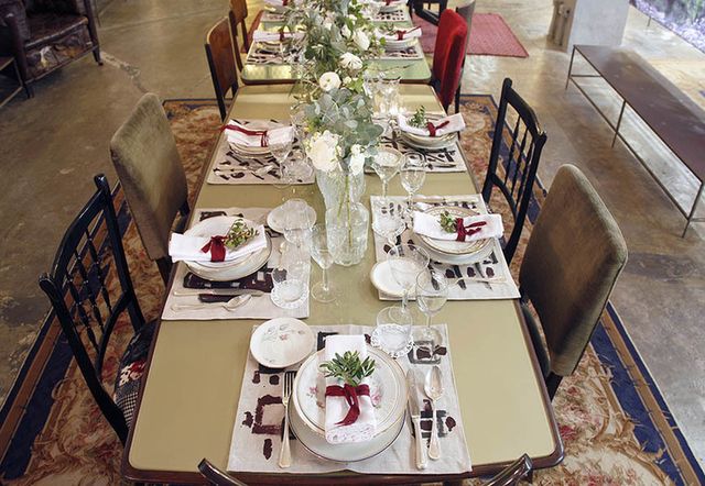 Tablecloth, Serveware, Dishware, Table, Furniture, Interior design, Linens, Tableware, Dining room, Porcelain, 