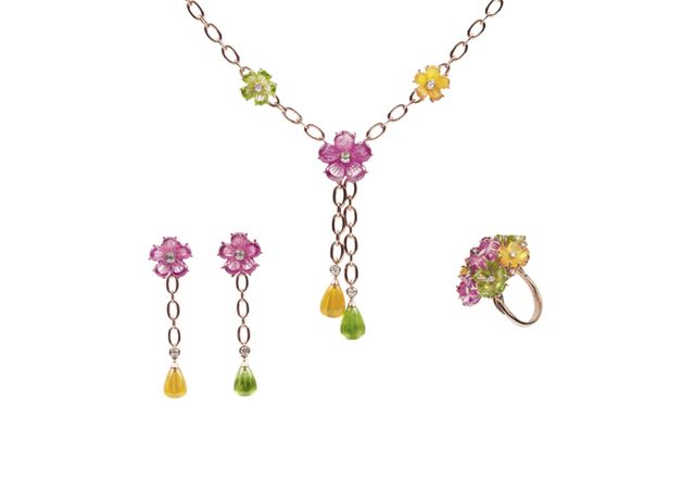 Yellow, Jewellery, Magenta, Purple, Fashion accessory, Violet, Lavender, Amber, Natural material, Body jewelry, 