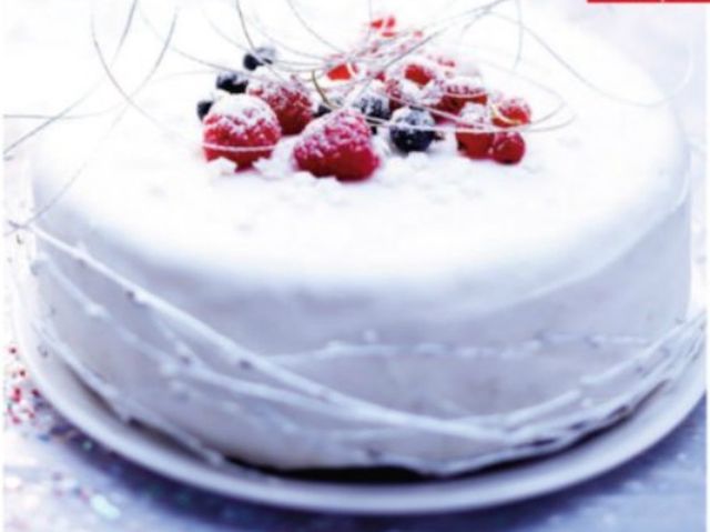 Food, Sweetness, Cuisine, Cake, Ingredient, Dessert, Fruit, White, Baked goods, Cake decorating, 