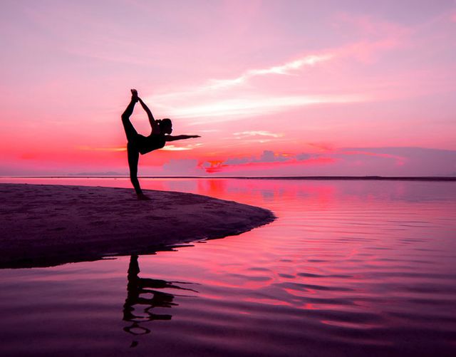 Human body, Coastal and oceanic landforms, Exercise, People in nature, Magenta, Sunset, Active pants, Physical fitness, Reflection, Waist, 