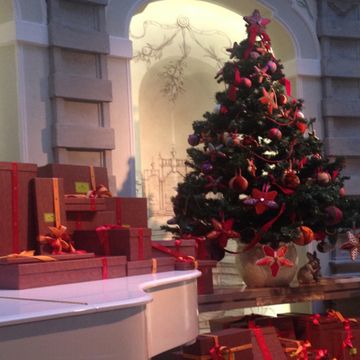 Interior design, Red, Room, Christmas decoration, Interior design, Arch, Christmas tree, Holiday, Home, Christmas ornament, 