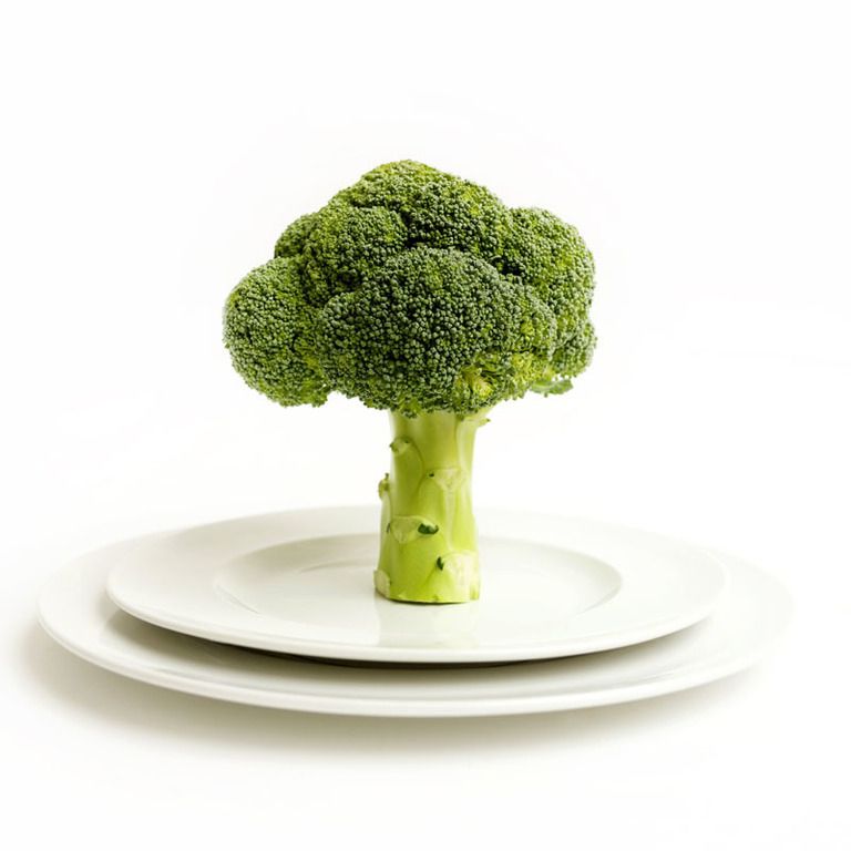 Dishware, Serveware, Ingredient, Leaf vegetable, Cruciferous vegetables, Vegetable, Produce, Broccoli, Plate, Natural foods, 