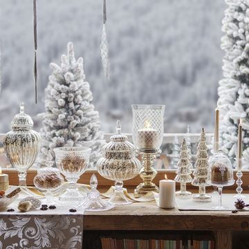 Serveware, Winter, Dishware, Christmas decoration, Holiday, Interior design, Evergreen, Christmas, Ornament, Decoration, 