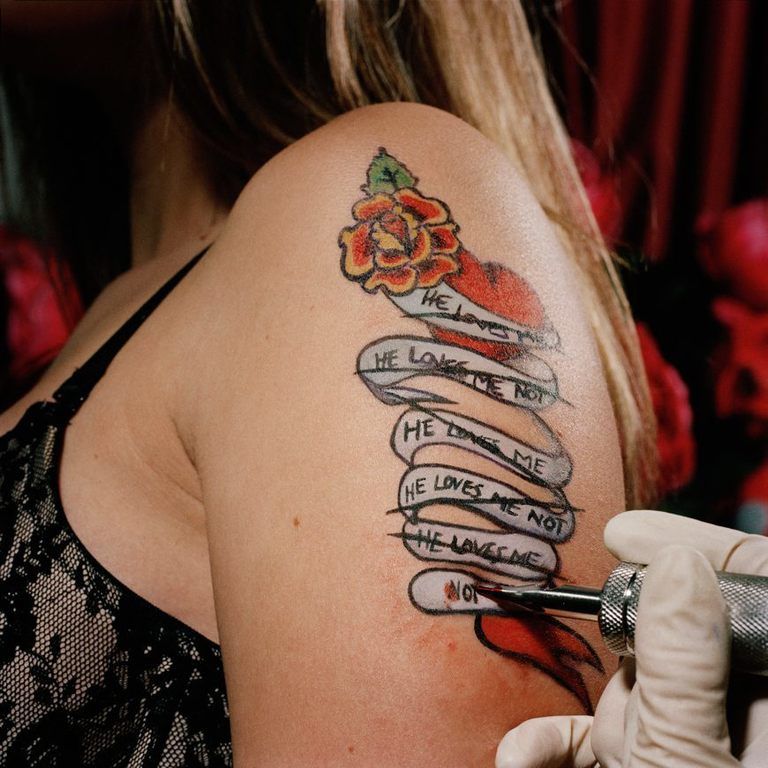 Tatuaggi, la guida completa: come funzionano e quali sono i reali rischi
