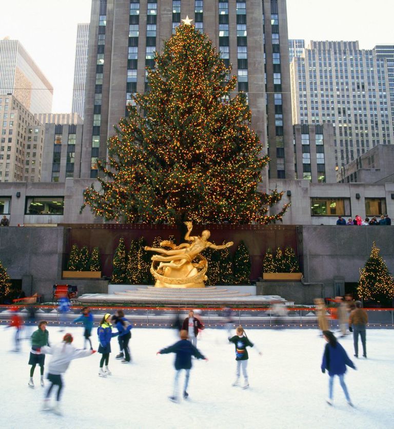 Winter, Recreation, Christmas decoration, Leisure, Tower block, Condominium, Tourism, Holiday, Christmas tree, Ice skate, 