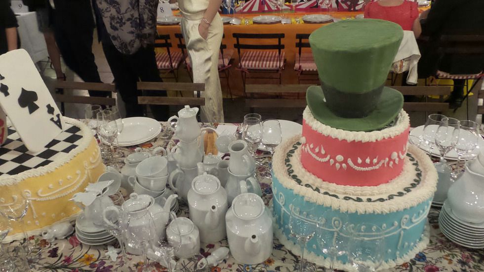 Serveware, Dishware, Cake, Sweetness, Dessert, Porcelain, Baked goods, Cake decorating, Teal, Cuisine, 
