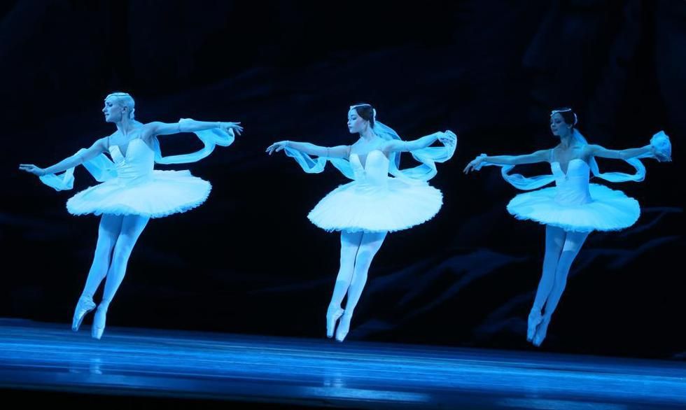 Entertainment, Performing arts, Dancer, Ballet shoe, Artist, Ballet, Ballet dancer, Performance, Choreography, Performance art, 