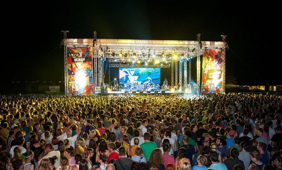 Crowd, People, Entertainment, Stage equipment, Audience, Performing arts, Stage, Performance, Music venue, Rock concert, 