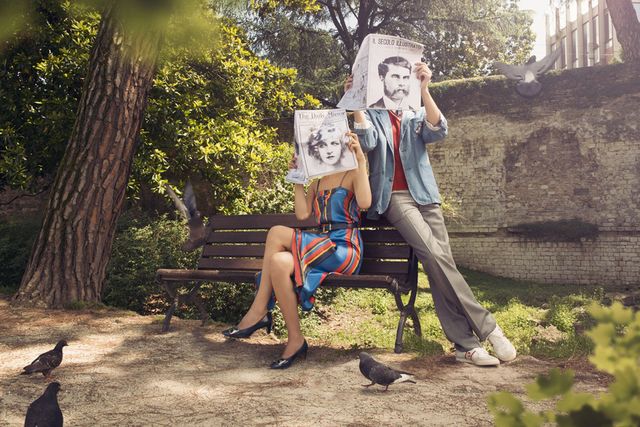 Leg, Human, Bird, Human leg, Sitting, Bench, Outdoor bench, Feather, Foot, Bag, 