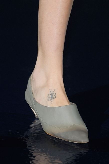 Human leg, Joint, Ankle, Foot, Tattoo, Calf, Toe, Barefoot, Flesh, 