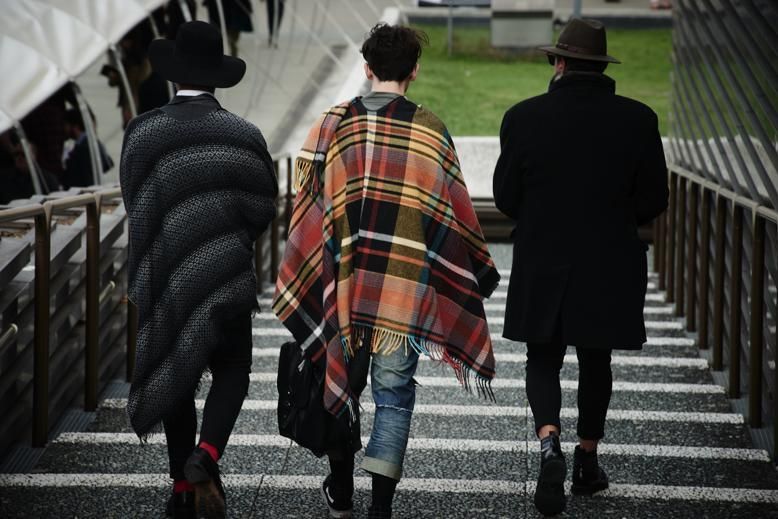 Footwear, Plaid, Tartan, Textile, Standing, Coat, Pattern, Winter, Street fashion, Street, 